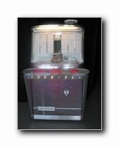 Jukebox Rock Ola Empress Apr&egrave;s le mod&egrave;le R&eacute;gis de 1961 dont il tire son esth&eacute;tisme, c'est le dernier mod&egrave;le des collectibles issus du stylisme 50/s de D&eacute;troit Il existe en version 120 ou 200 selections st&eacute;r&eacute;o. Ses couleurs &agrave; dominance rose fushia sont magnifiques.