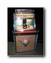 Jukebox Rock-Ola 1475 Tempo 1 Ann&eacute;e 1959 Production 3.000 u. A notre avis le meilleur de la s&eacute;rie des Tempo. Superbe, majestueux jukebox avec ses chromes et son s&eacute;lecteur rotatif, il est dans la lign&eacute;e des mod&egrave;les V, VL, KD des ann&eacute;es 55/57 de Seeburg. L&rsquo;habillage de ses c&ocirc;t&eacute;s en aluminium froiss&eacute; exclusif &agrave; la marque n&rsquo;est pas sans rappeler le style Paco Rabanne. * Succombez sans h&eacute;siter &agrave; la perc&eacute;e des lignes angulaires des sixties